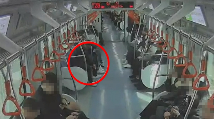 지난 9일 50대 남성이 부산도시철도 열차 안에서 종이에 불을 붙이는 모습. 부산교통공사 제공 영상 캡처
