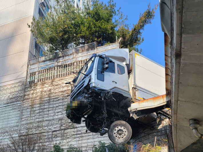 부산 동구 좌천동의 한 고가도로를 달리던 6.5t 화물트럭이 가드레일을 들이받은 모습. 부산경찰청 제공 