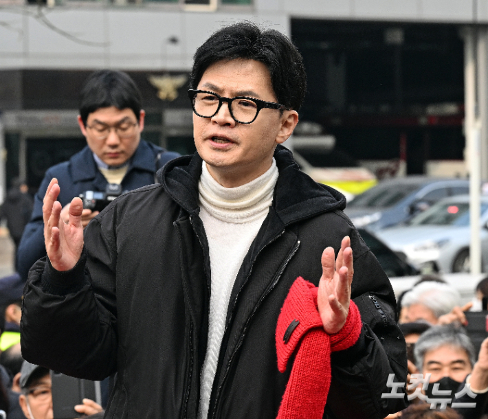 국민의힘 한동훈 비상대책위원장이 지난 12일 서울 영등포구 타임스퀘어 광장에서 시민들에게 지지를 호소하는 모습. 윤창원 기자