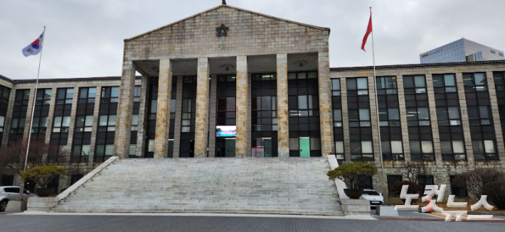 경북대 본관 전경. 이재기 기자 