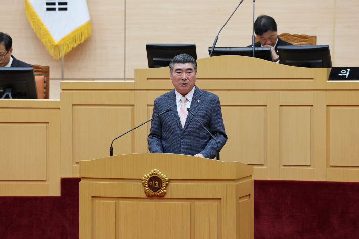 최명수 전남도의원이 지난 12일 제378회 임시회 제1차 본회의에서 '농작물재해보험 할증제 폐지 촉구건의안'을 대표 발의하고 있다. 전남도의회 제공