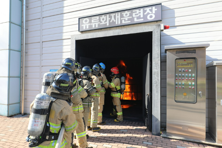 여수 해양경찰교육원 유류화재훈련장에서 화재 진압 훈련이 진행되고 있다. 해경교육원 제공