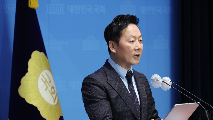 더불어민주당 정봉주 전 의원이 8일 국회에서 출마 선언을 하고 있다. 연합뉴스