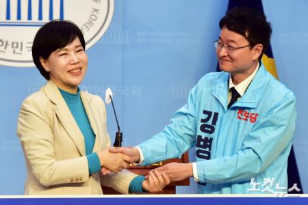 제22대 총선 서울 중구·성동구갑 더불어민주당 전현희 후보와 진보당 강병찬 후보가 14일 서울 여의도 소통관에서 후보 단일화 합의문을 발표하고 손을 잡고 있다.