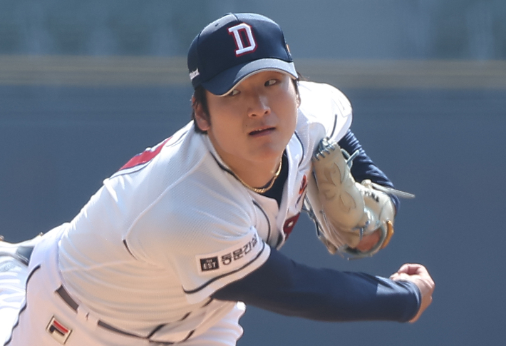 14일 오후 서울 잠실야구장에서 열린 2024 KBO 프로야구 KIA 타이거즈와 두산 베어스의 시범 경기. 1회초 두산 선발 투수 곽빈이 역투하고 있다. 연합뉴스