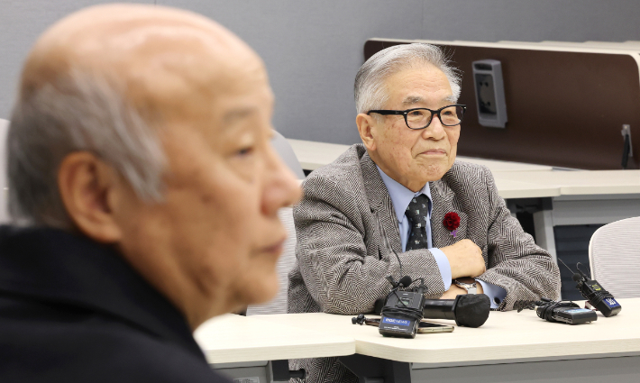 범야권 비례 위성정당 더불어민주연합의 김상근 국민후보추천심사위원장과 박석운 정치개혁과 연합정치 실현을 위한 시민회의 공동운영위원장(왼쪽)이 14일 오전 서울 종로구 노무현시민센터에서 열린 국민후보 추천 심사위원회 긴급회의에 참석해 자리하고 있다. 연합뉴스