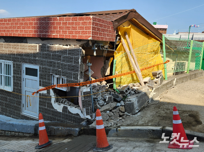 지난 7일 오전 영도구 봉래동의 한 주택가에서 내리막길을 내려오던 레미콘 차량이 미끄러져 주택을 들이받은 모습. 정혜린 기자