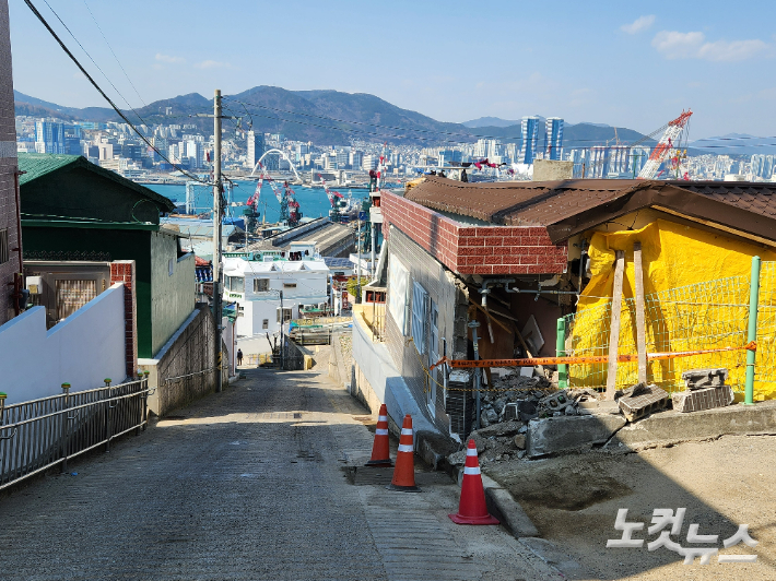 지난 7일 대형 화물차 미끄러짐 사고가 발생한 영도구 봉래동의 주택가. 좁은 골목길에 경사가 심한 모습이다. 정혜린 기자