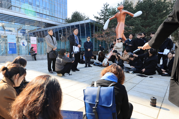 김창수 전국의과대학교수협의회 비상대책위원장과 법률 대리인 이병철 변호사가 14일 오후 서초구 서울행정법원에서 협의회가 보건복지부 장관과 교육부 장관을 상대로 낸 의대 증원 취소소송·집행정지 가처분 신청과 관련해 입장을 밝히고 있다. 연합뉴스