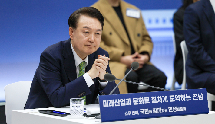 윤석열 대통령이 14일 전남 무안군 전남도청에서 '미래산업과 문화로 힘차게 도약하는 전남'을 주제로 열린 스무 번째 '국민과 함께하는 민생토론회'에서 참석자 발언을 듣고 있다. 대통령실 제공