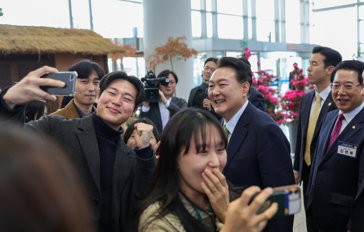 윤석열 대통령이 14일 전남 무안군 전남도청에서 '미래산업과 문화로 힘차게 도약하는 전남'을 주제로 열린 스무 번째 '국민과 함께하는 민생토론회'를 마친 뒤 전남도청 직원들과 기념사진을 찍고 있다. 대통령실 제공