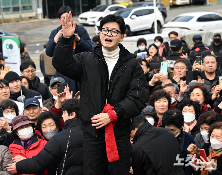 한동훈 국민의힘 비상대책위원장이 12일 서울 영등포구 타임스퀘어 광장에서 시민들에게 지지를 호소하고 있다. 윤창원 기자