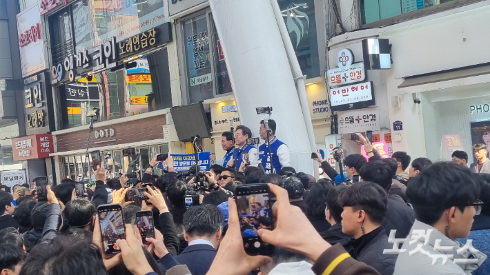 14일 오전 유세에 나선 민주당 이재명 대표 및 대전 지역구 후보들이 대전 중구 으능정이 거리에서 시민들에 둘러싸여 있다. 백담 기자