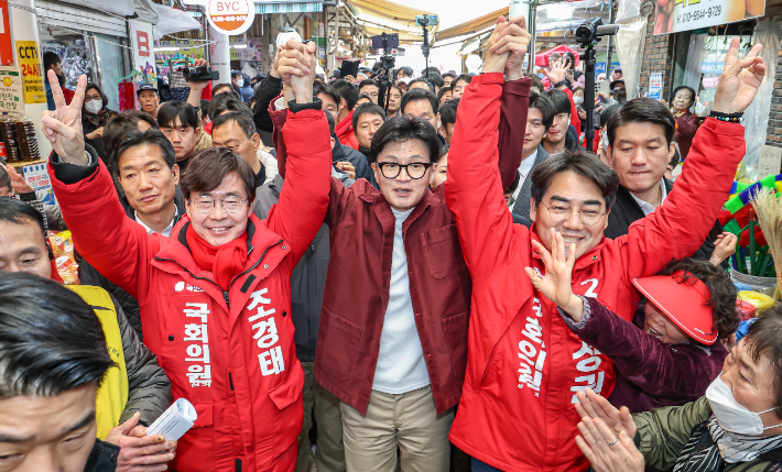 부산 사하구 지원유세 나선 한동훈 비대위원장     (부산=연합뉴스) 손형주 기자 = 국민의힘 한동훈 비상대책위원장이 14일 오후 부산 사하구 괴정골목시장을 찾아 이성권, 조경태 후보 지지를 호소하고 있다. 2024.3.14     handbrother@yna.co.kr (끝)   연합뉴스