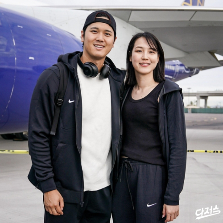 MLB 다저스 오타니, '한국행 비행기' 앞에서 아내 최초 공개. 연합뉴스