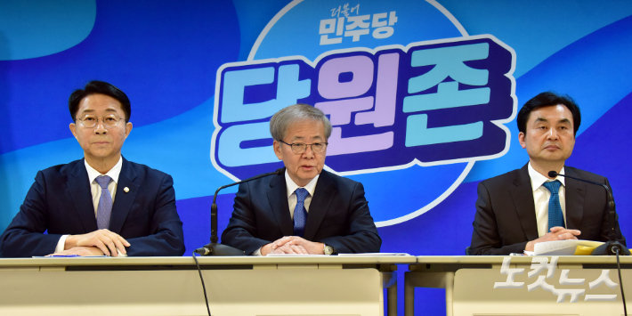 더불어민주당 임혁백 공천관리위원장이 8일 서울 여의도 중앙당사에서 열린 공관위원회 활동 브리핑에서 발언을 하고 있다. (왼쪽부터 조정식 사무총장, 임 위원장, 안규백 전략공관위원장) 윤창원 기자