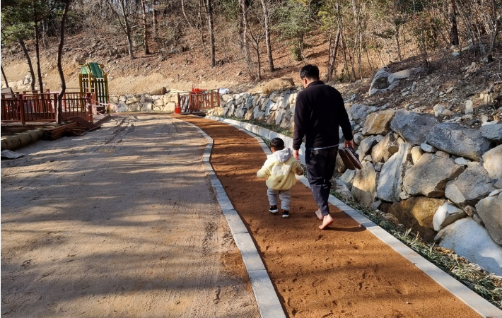 부산 해운대구 반여동 장산 일대 여가녹지에 조성된 황톳길. 부산 해운대구청 제공