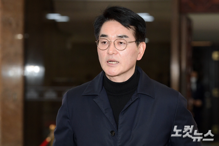 더불어민주당 박용진 의원이 22일 서울 여의도 국회 로텐더홀에서 재심신청 기각 문자와 관련 입장을 밝히고 있다. 윤창원 기자