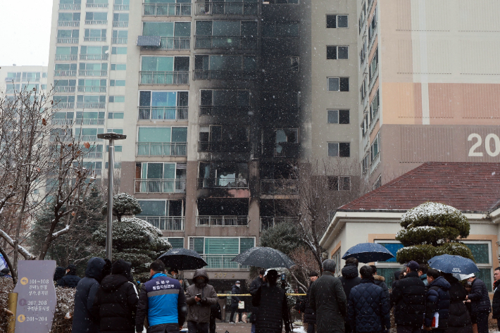 지난해 성탄절 도봉구 아파트 화재 발생 당시의 모습. 연합뉴스