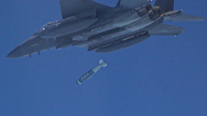 공대지 유도폭탄을 투하하는 우리 공군 F-15K 전투기. 공군 제공