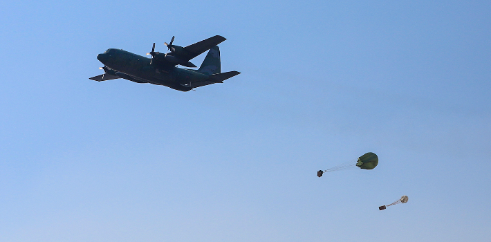 작전에 필요한 물자를 투하하는 C-130H 허큘리스 수송기. 육군 제공