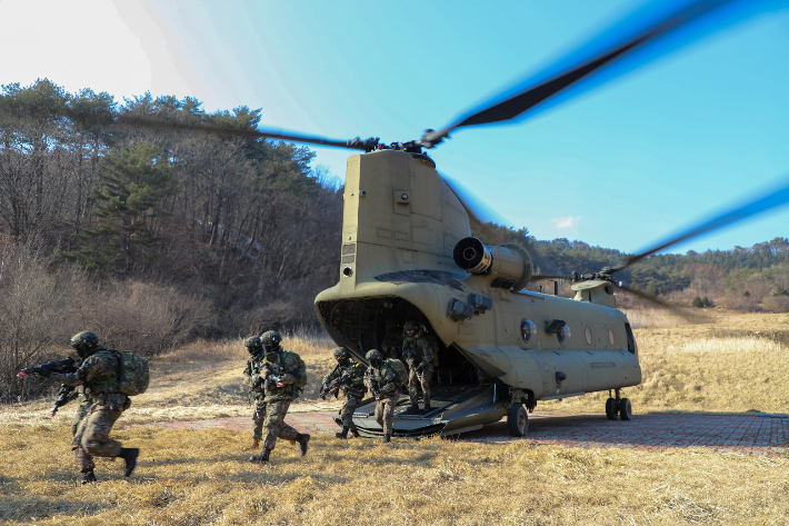 CH-47 치누크 헬기에서 내리는 2신속대응사단 장병들. 육군 제공