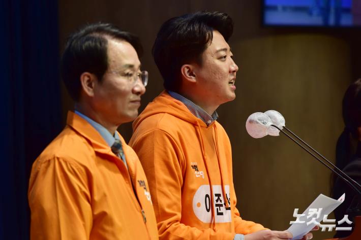 공약 발표하는 이준석-이원욱