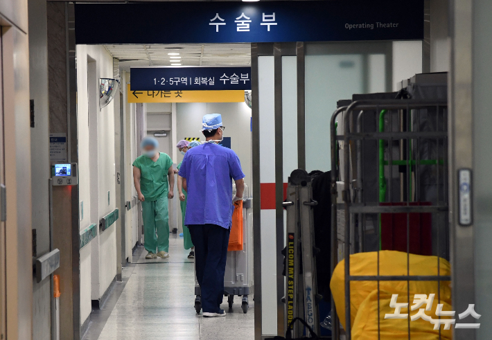 지난 7일 서울시내 한 대학병원 수술실에 의료진이 출입하고 있다. 황진환 기자