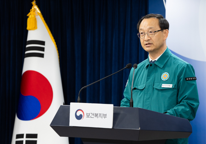 전병왕 중앙재난안전대책본부 제1통제관(복지부 보건의료정책실장)이 15일 정부서울청사에서 의사 집단행동 중대본 정례브리핑을 진행하고 있다. 복지부 제공