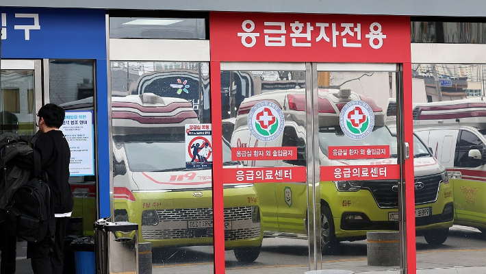 전공의 이탈 의료 공백이 이어지고 있는 지난 5일 광주 동구 전남대학교병원 응급의료센터 앞에 환자를 이송한 119구급차가 서 있다. 연합뉴스