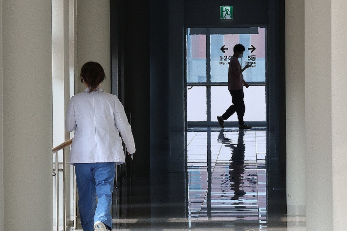 전공의 집단행동이 장기화하며 의료공백이 길어지고 있는 지난 13일 대구 한 대학병원에서 의료진이 이동하고 있다. 연합뉴스