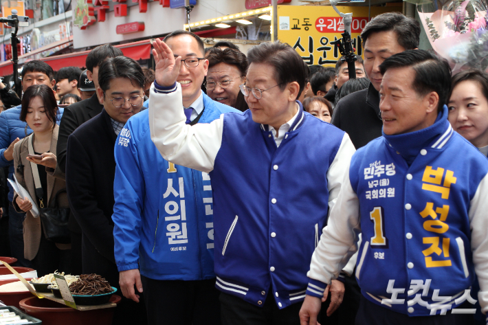 더불어민주당 이재명 대표가 15일 울산 남구 수암시장을 찾아 지지를 호소하고 있다. 반웅규 기자