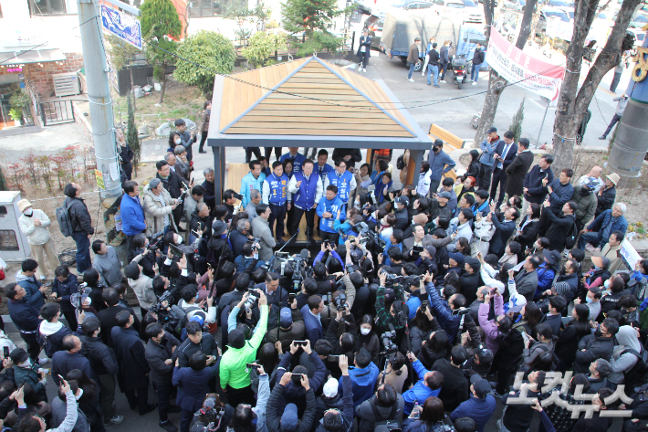 더불어민주당 이재명 대표가 15일 울산 남구 수암시장을 찾아 기자회견을 갖고 있다. 반웅규 기자
