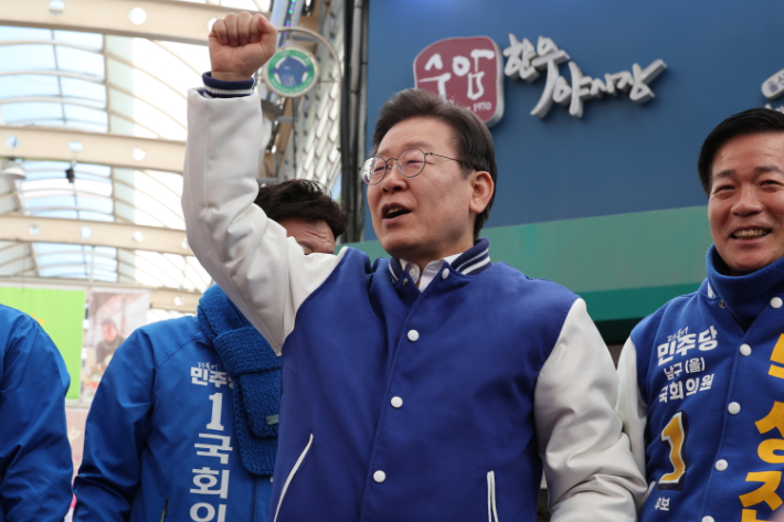 15일 오전 울산 남구 수암시장을 방문한 이재명 더불어민주당 대표가 주먹을 들어보이고 있다. 연합뉴스