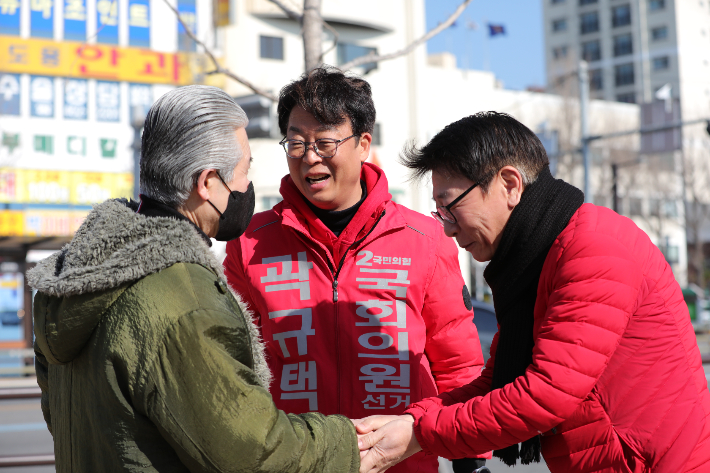 곽규택 후보(가운데)가 친형인 영화감독 곽경택(오른쪽)씨와 함께 선거 유세를 하고 있다. 곽 후보 캠프 제공