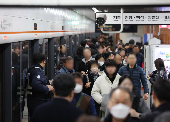 15일 서울 지하철 3호선 경기 고양 원당역에서 원흥역 구간에서 단전이 발생,대화에서 구파발역간 상ㆍ하행선 열차가 중단되자 상행선 대화행 열차를 탄 직장인 등이 구파발역에서 하차하는 모습. 연합뉴스