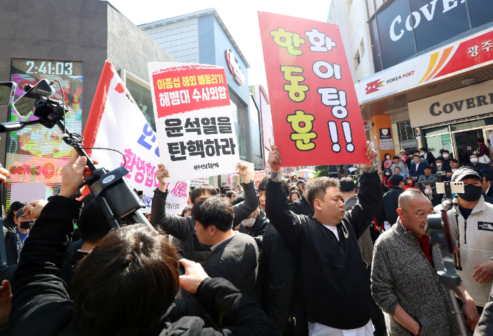 15일 오후 광주 동구 충장우체국 앞에서 국민의힘 한동훈 비상대책위원장 방문을 앞두고 시민들이 서로 상반된 입장의 피켓을 들고 있다. 연합뉴스