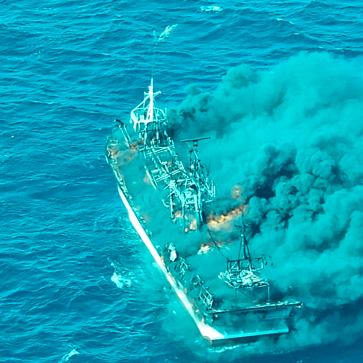 부산 오륙도 앞바다에서 조업 중이던 31t급 어선에서 불이 났지만 선원 12명은 다행히 모두 구조됐다. 부산해양경찰서 제공