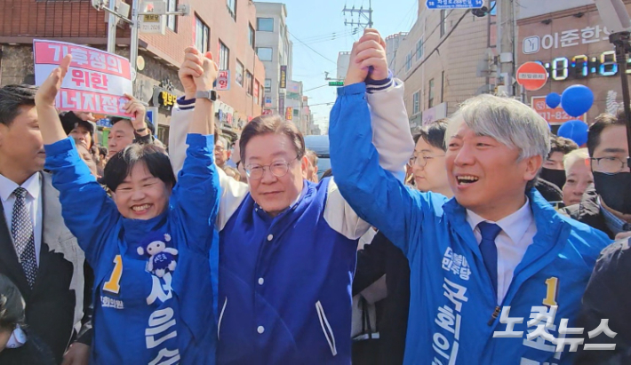 15일 오후 더불어민주당 이재명 대표가 부산 기장군 기장시장을 찾아 부산진갑 서은숙 후보, 기장군 최택용 후보와 두 손을 맞잡고 있다. 김혜민 기자 