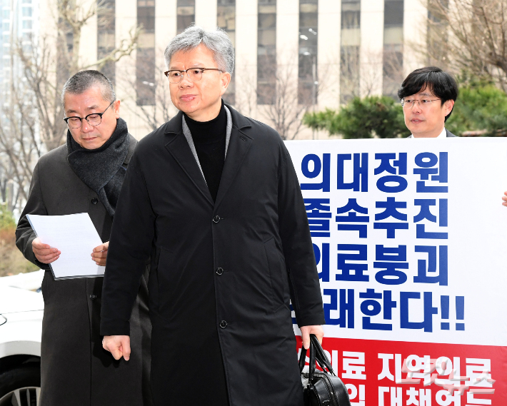 김택우 대한의사협회 비상대책위원장(오른쪽)과 박명하 의협 비대위 조직강화위원장이 전공의 집단 사직 공모 의혹과 관련한 경찰 소환 조사를 받기 위해 12일 오전 서울 마포구 서울경찰청 공공범죄수사대로 출석하고 있다. 황진환 기자