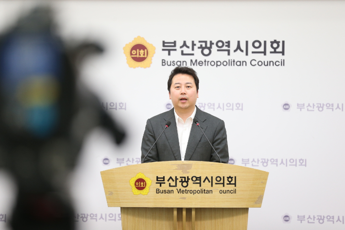 국민의힘 장예찬 부산 수영구 예비후보가 15일 부산시의회에서 '막말 논란'에 대해 사과하고 있다. 부산시의회 제공