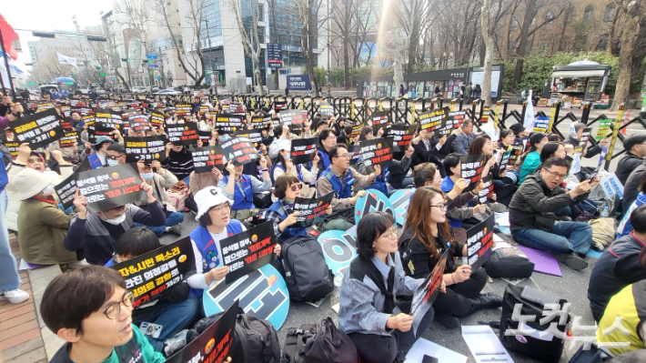 16일 서울 종로구 '의·정 대립 속 사라진 공공의료 찾기 시민행진' 집회 현장. 주보배 수습기자