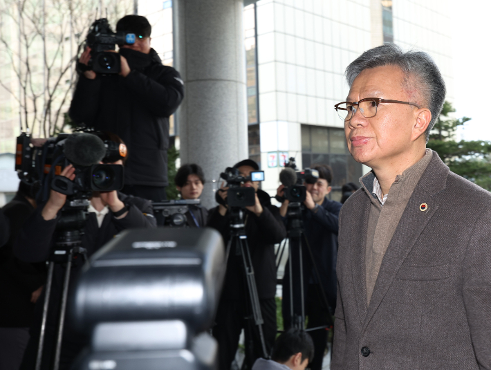 김택우 대한의사협회 비상대책위원장이 15일 오전 전공의 집단 사직 공모 의혹과 관련한 경찰 재소환 조사를 받기 위해 서울 마포구 서울경찰청 공공범죄수사대로 출석하고 있다. 연합뉴스