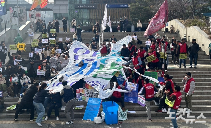 이주노동자들이 서울역 광장에서 '인종차폐 철폐' 현수막 찢기 퍼포먼스를 하고 있다. 박인 수습기자