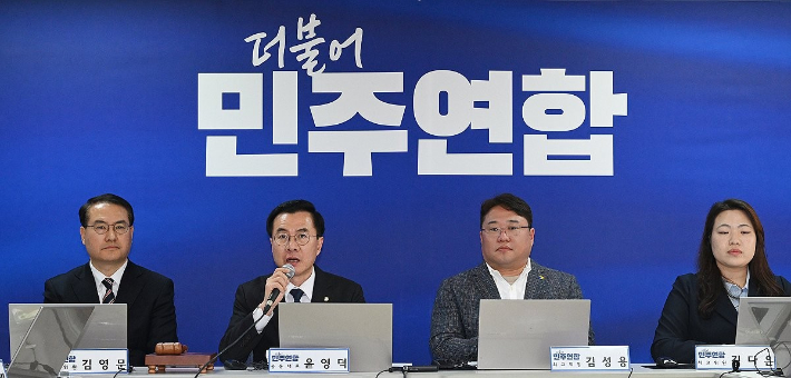 더불어민주연합 윤영덕 공동대표(왼쪽 두번째)가 14일 여의도 당사에서 비례대표 후보자에 대한 면접 심사를 하고 있다. 연합뉴스