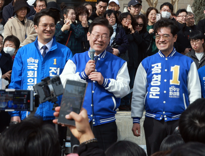 더불어민주당 이재명 대표가 17일 오후 경기 화성시 동탄호수공원에서 기자회견을 열고 발언하고 있다. 연합뉴스