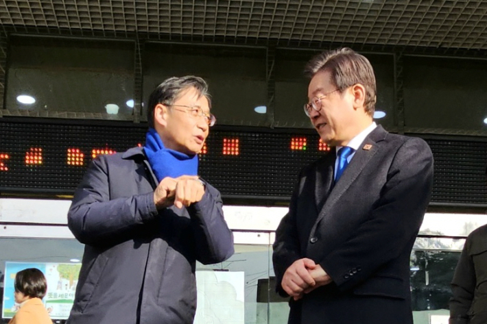 더불어민주당 인천 계양갑 선거구에 출마한 유동수(왼쪽) 후보와 계양을 선거구에 출마한 이재명(오른쪽쪽) 후보가 최근 인천 계양구의 한 교회에서 상의하는 모습. 더불어민주당 유동수 후보 페이스북 캡처