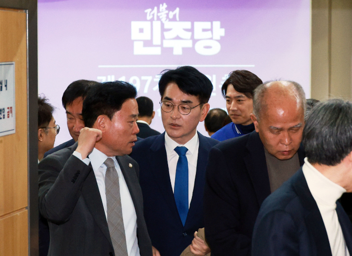 더불어민주당 박용진 의원이 17일 서울 국회 의원회관에서 열린 의원총회를 마치고 밖으로 나서고 있다. 연합뉴스