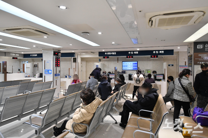 의료계 '집단행동'으로 의료공백이 계속되는 가운데 11일 오후 서울 영등포구 명지성모병원에서 환자들이 접수를 하기 위해 대기하고 있다. 박종민 기자