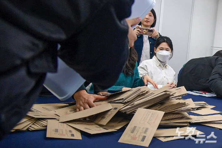 13일 서울 종로구 서울시선거관리위원회 대회의실에서 직원들을 대상으로 제22대 국회의원선거 대비 모의개표 실습이 진행되고 있다. 박종민 기자